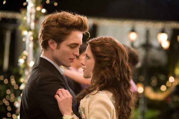 Vampire Romance Book Review – Twilight By Stephanie Meyer