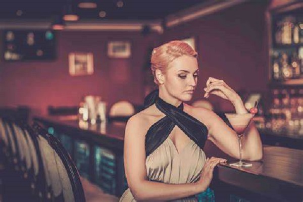 Alpha Nocturne's Contracted Mate Ann in a bar