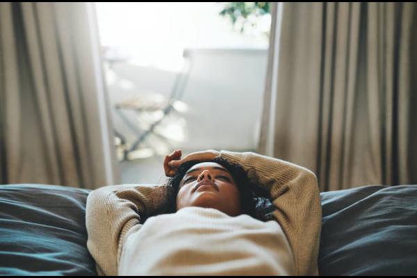 The Billionaire CEO's Runaway Wife Lonely On Bed